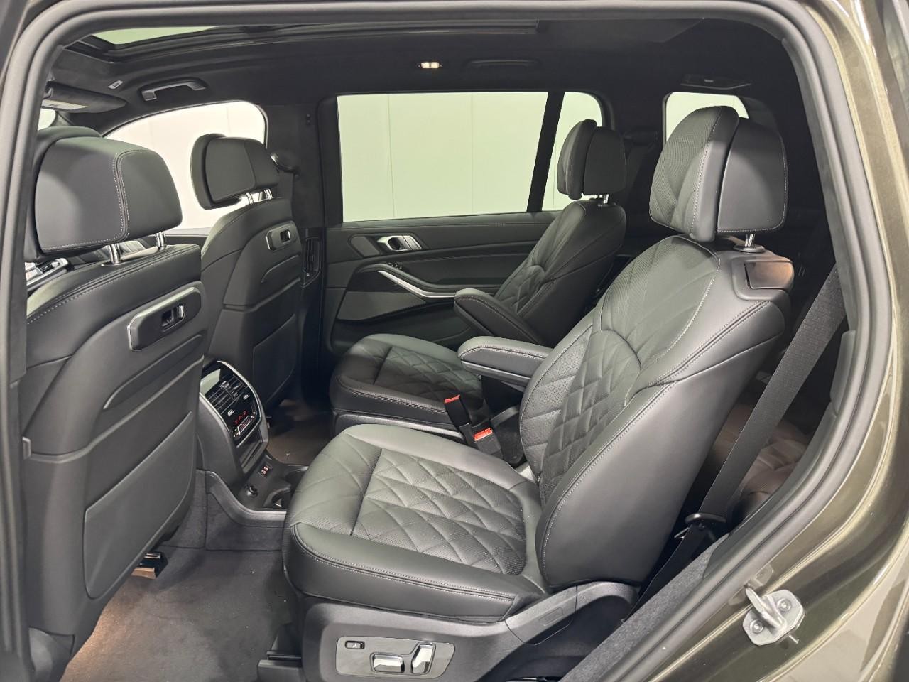 BMW X7 Vehicle Full-screen Gallery Image 9