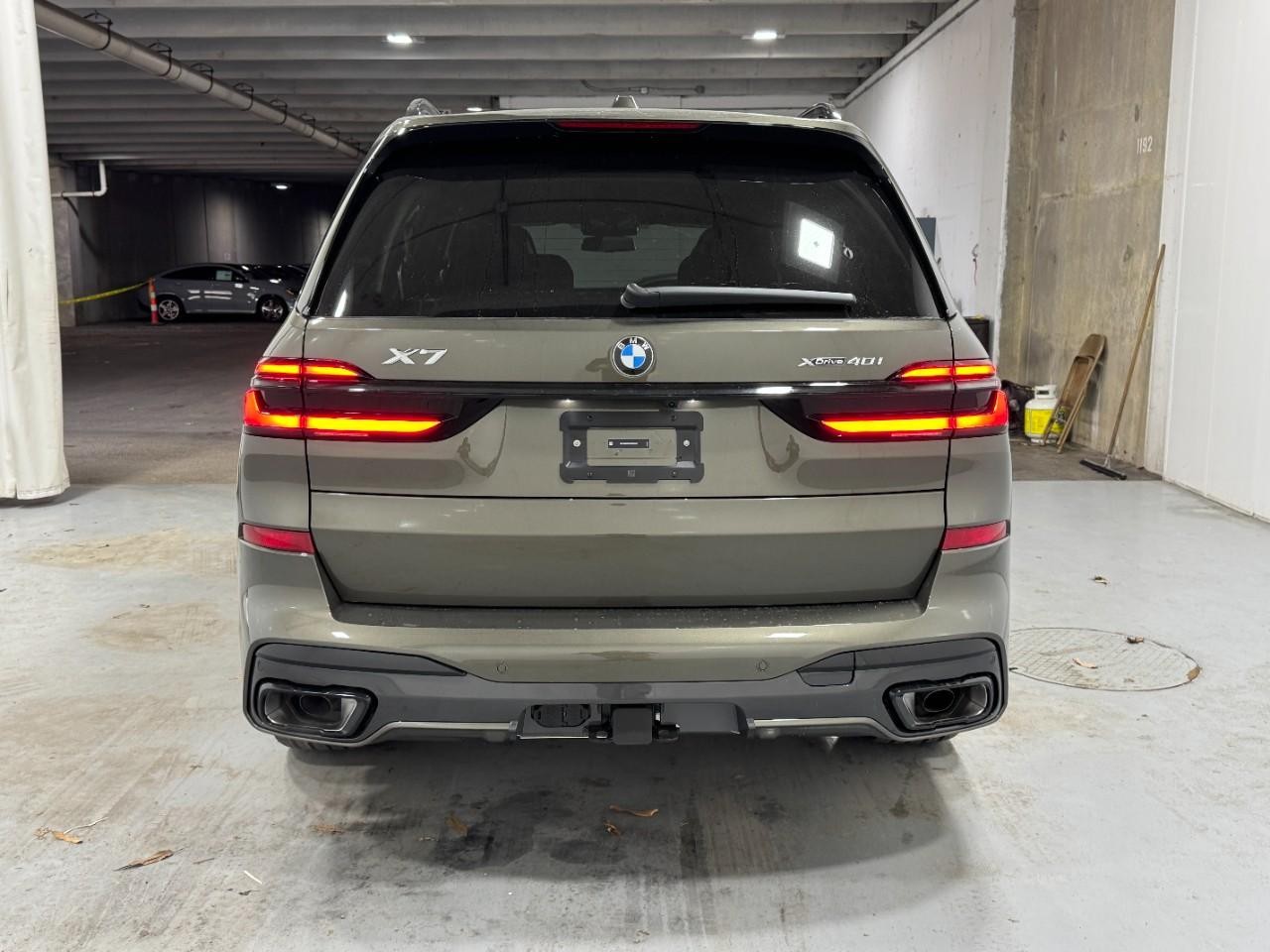 BMW X7 Vehicle Full-screen Gallery Image 10