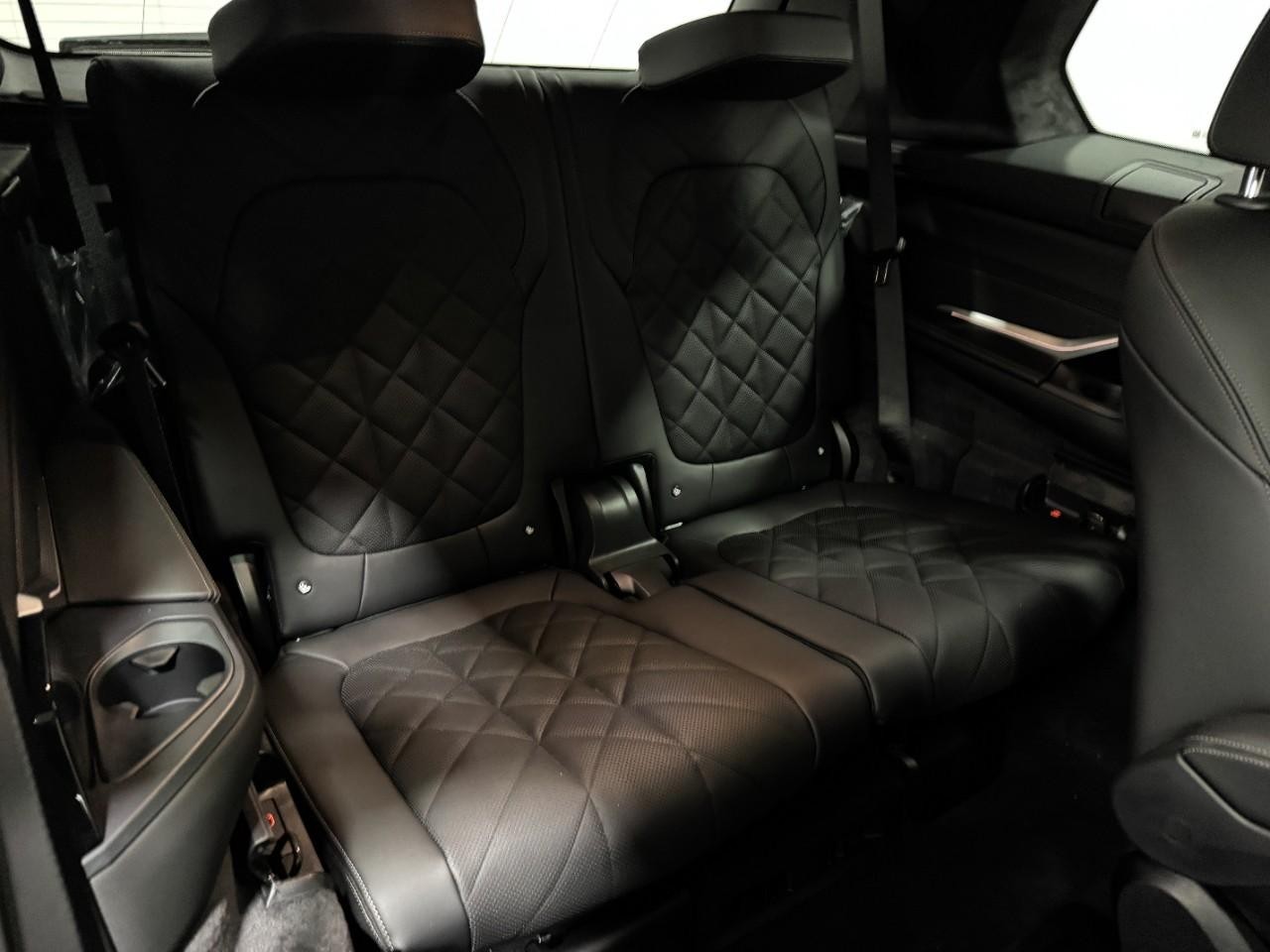 BMW X7 Vehicle Full-screen Gallery Image 11