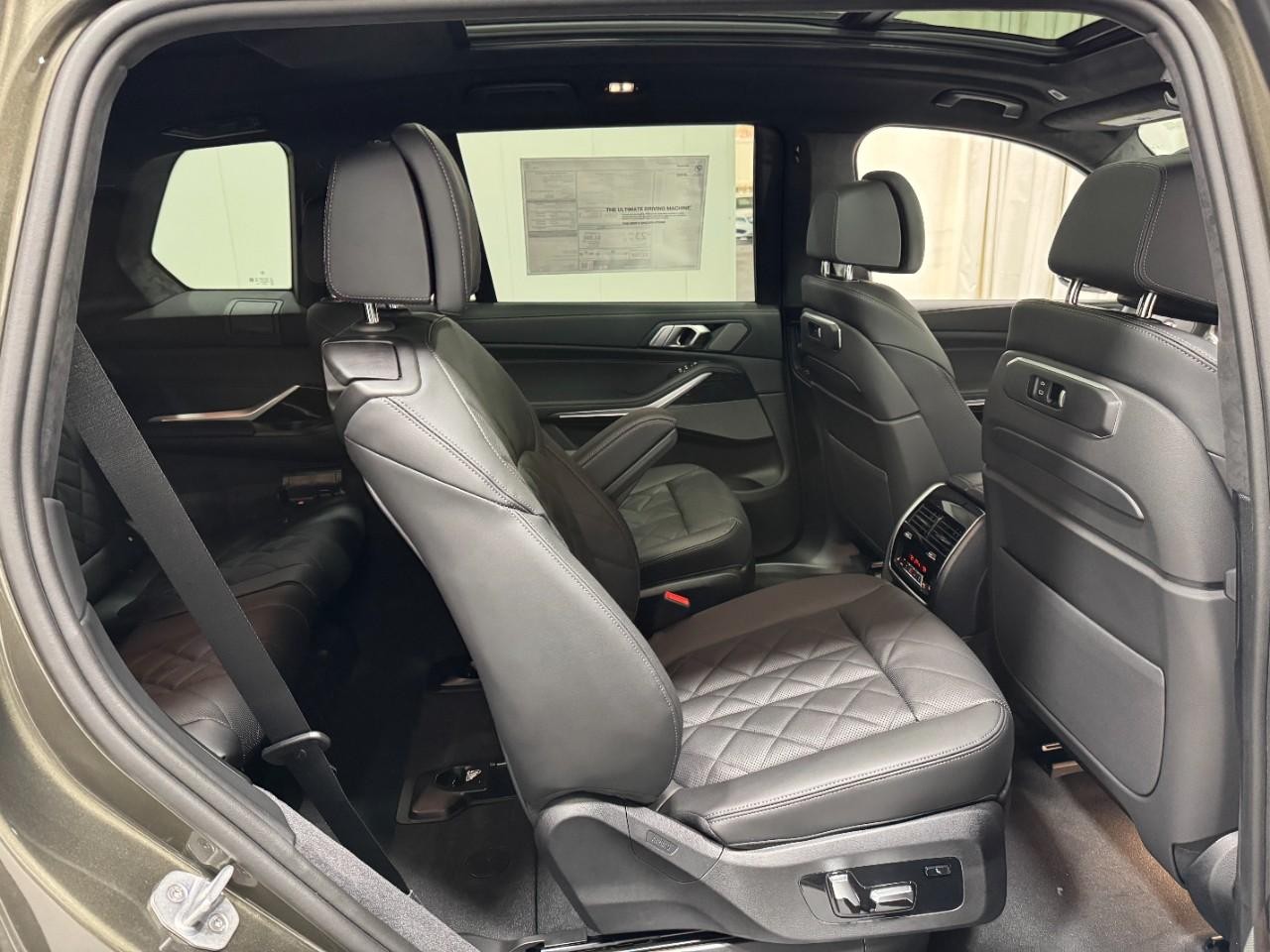 BMW X7 Vehicle Full-screen Gallery Image 12