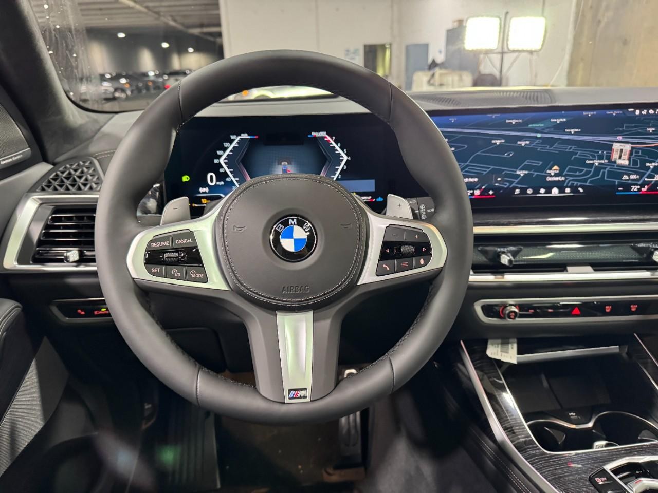 BMW X7 Vehicle Full-screen Gallery Image 16