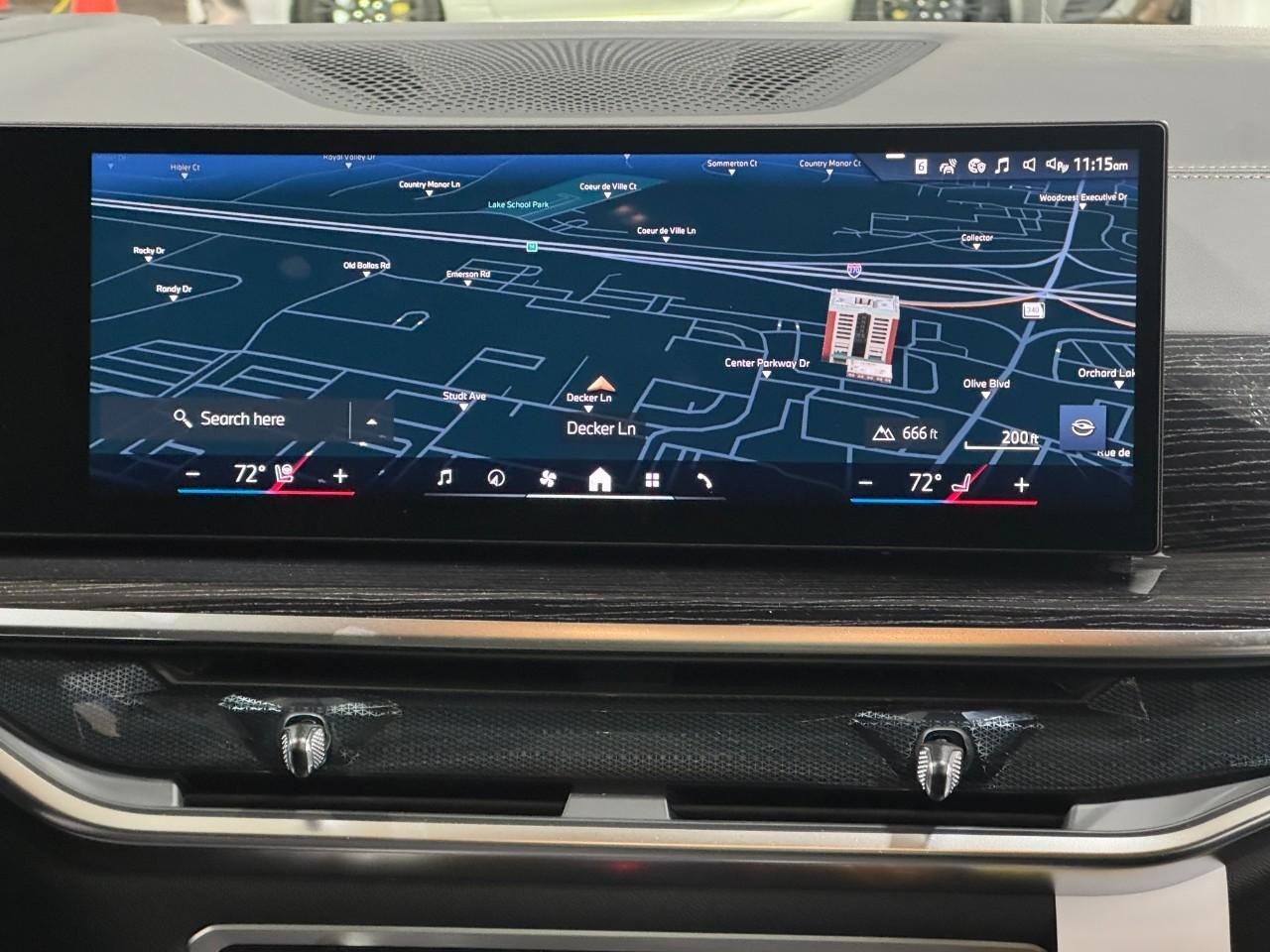 BMW X7 Vehicle Full-screen Gallery Image 17