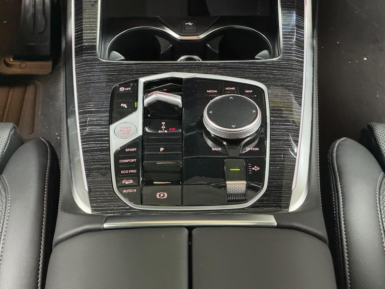 BMW X7 Vehicle Full-screen Gallery Image 18