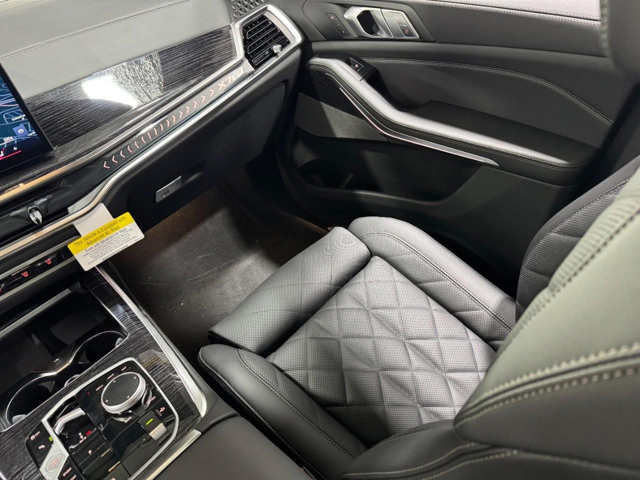 BMW X7 Vehicle Full-screen Gallery Image 19