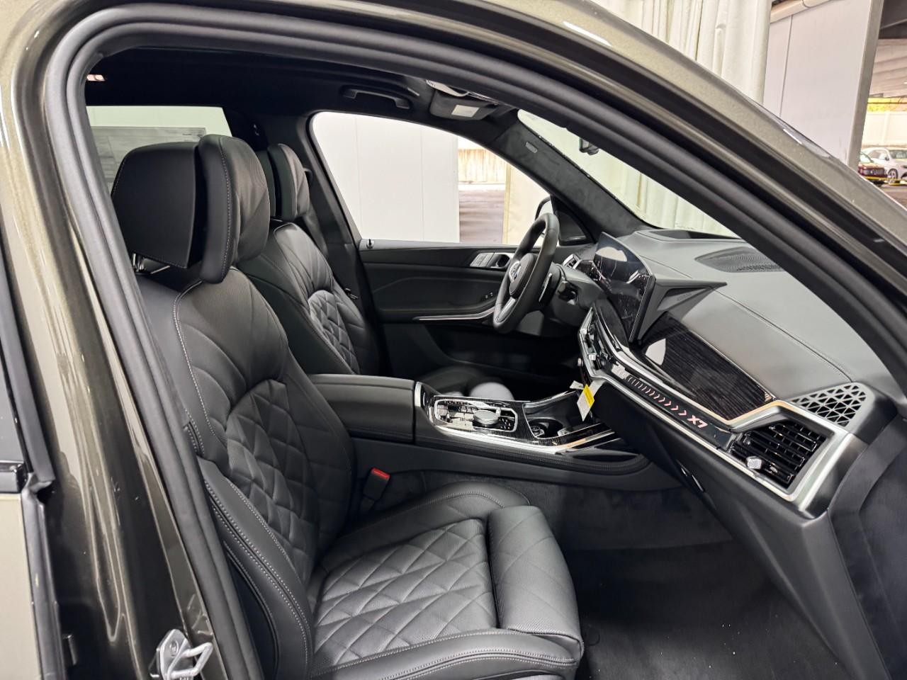 BMW X7 Vehicle Full-screen Gallery Image 20