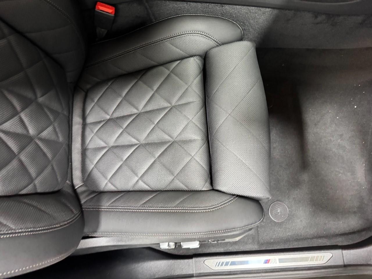 BMW X7 Vehicle Full-screen Gallery Image 21