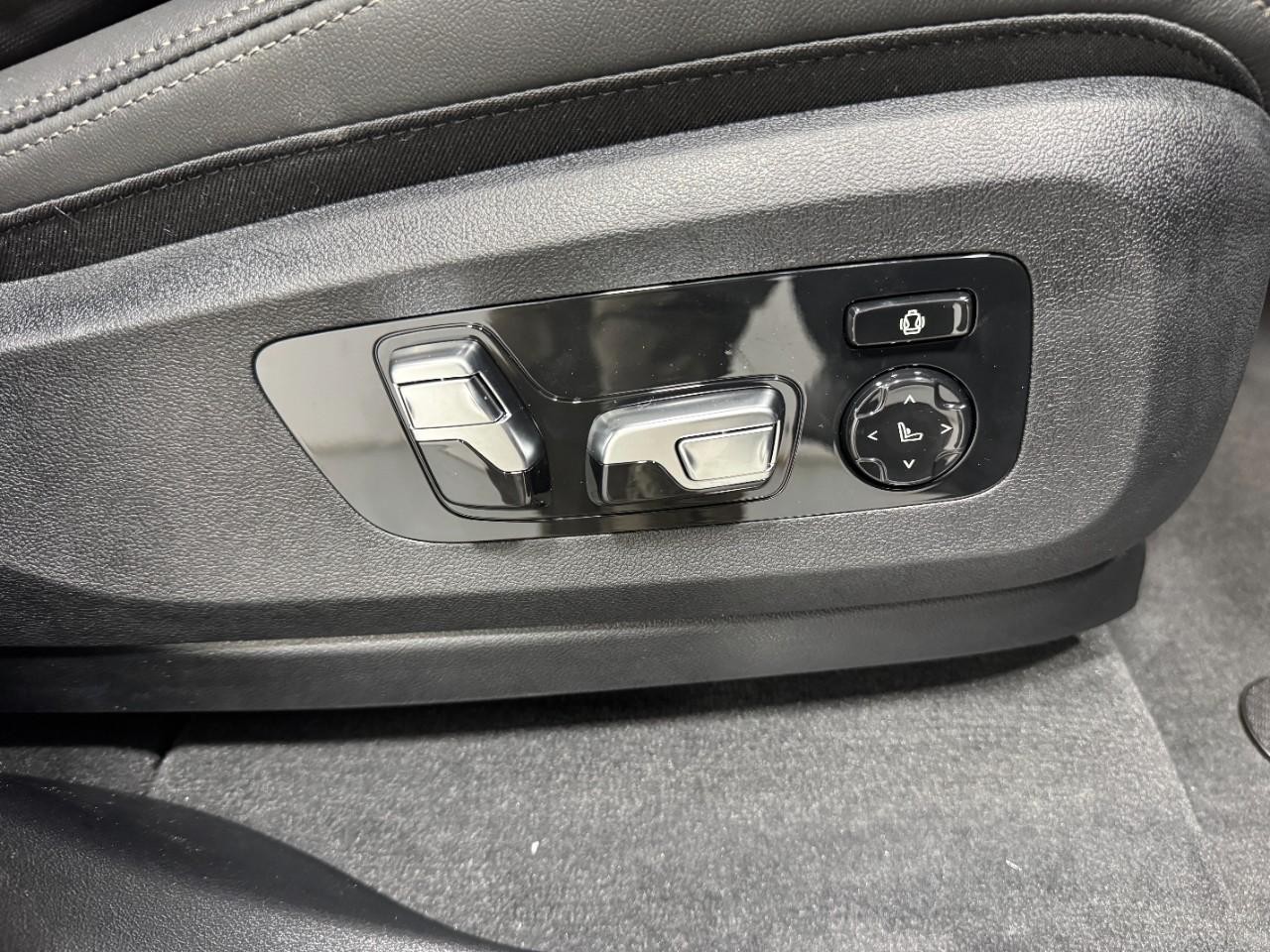 BMW X7 Vehicle Full-screen Gallery Image 22