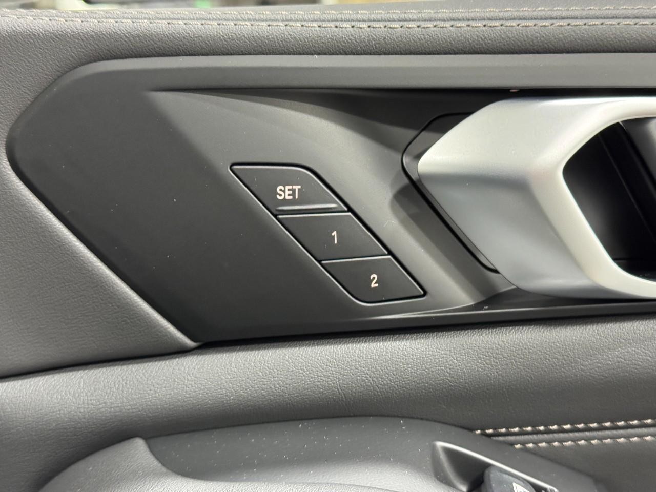 BMW X7 Vehicle Full-screen Gallery Image 23