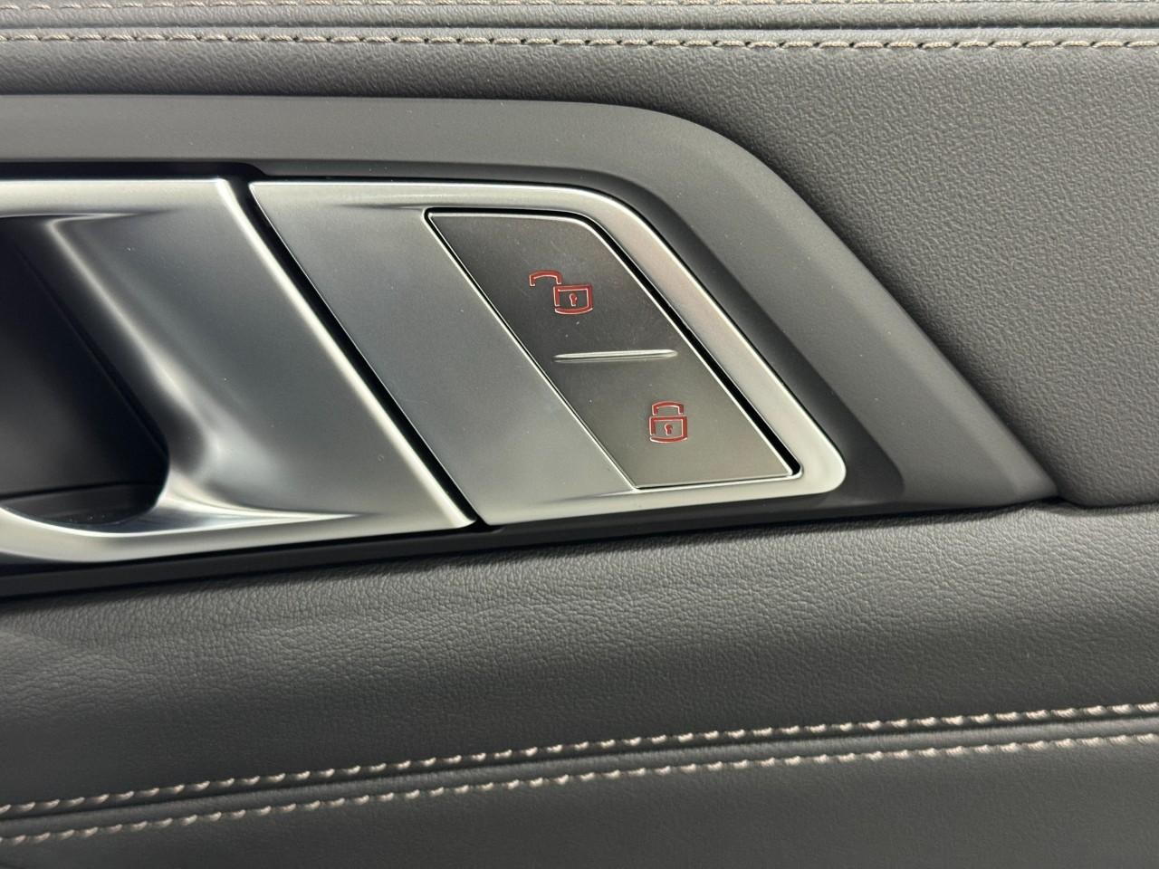 BMW X7 Vehicle Full-screen Gallery Image 24