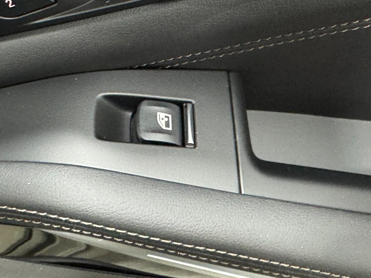 BMW X7 Vehicle Full-screen Gallery Image 25