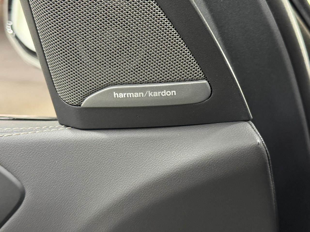 BMW X7 Vehicle Full-screen Gallery Image 26