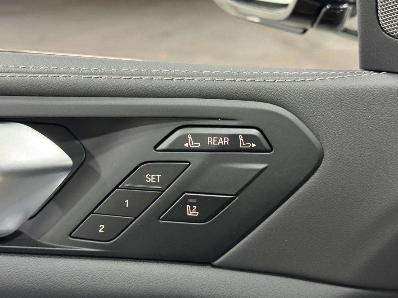 BMW X7 Vehicle Full-screen Gallery Image 27