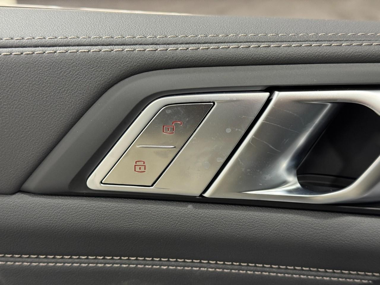 BMW X7 Vehicle Full-screen Gallery Image 28