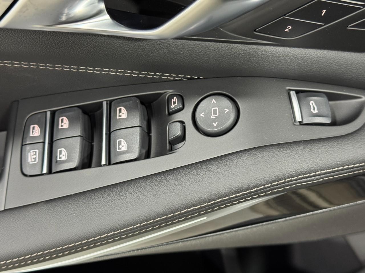 BMW X7 Vehicle Full-screen Gallery Image 29