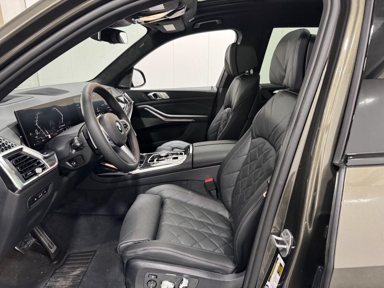 BMW X7 Vehicle Full-screen Gallery Image 30