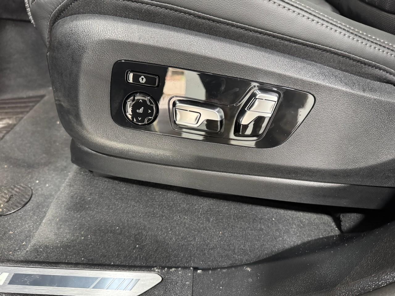 BMW X7 Vehicle Full-screen Gallery Image 32