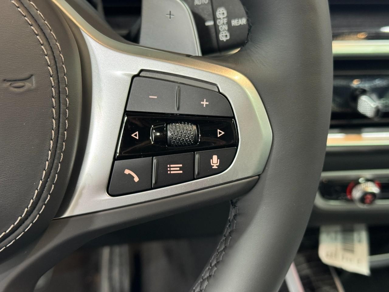 BMW X7 Vehicle Full-screen Gallery Image 35