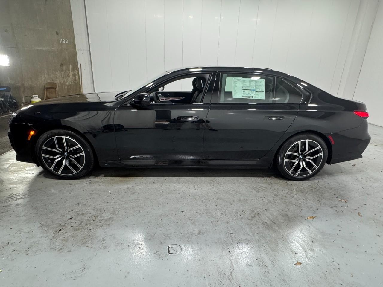 BMW i7 Vehicle Full-screen Gallery Image 2