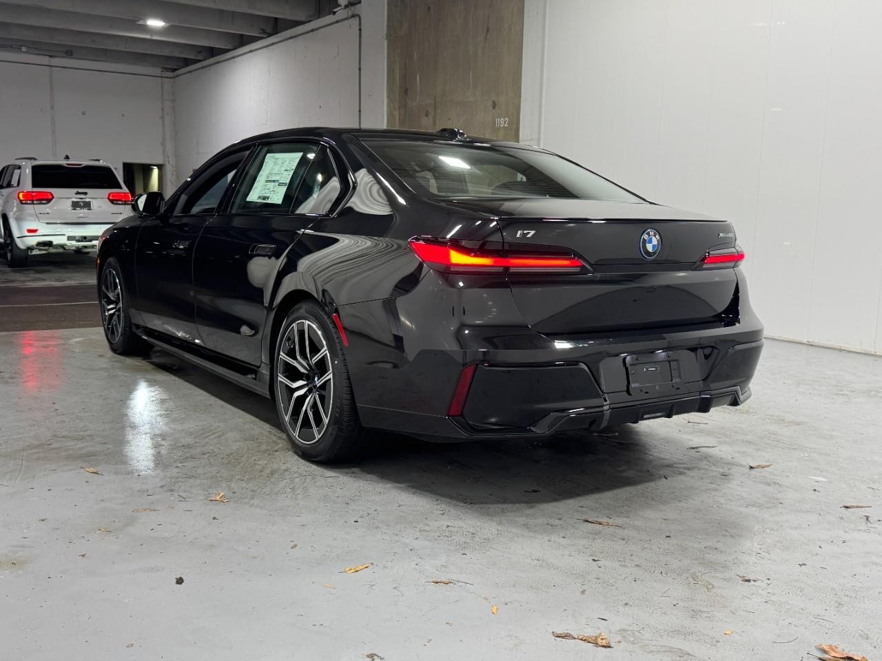 BMW i7 Vehicle Full-screen Gallery Image 3