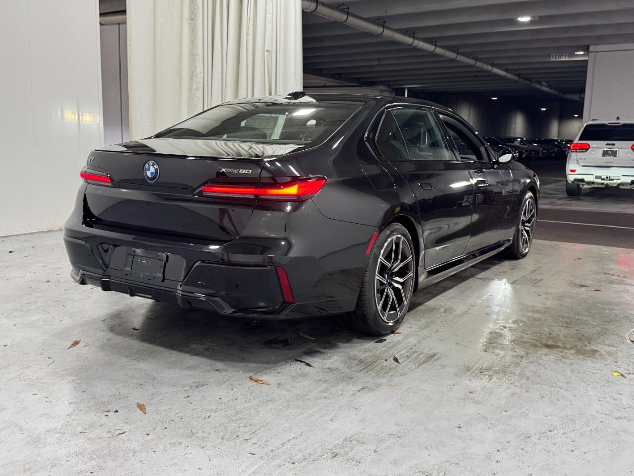 BMW i7 Vehicle Full-screen Gallery Image 4