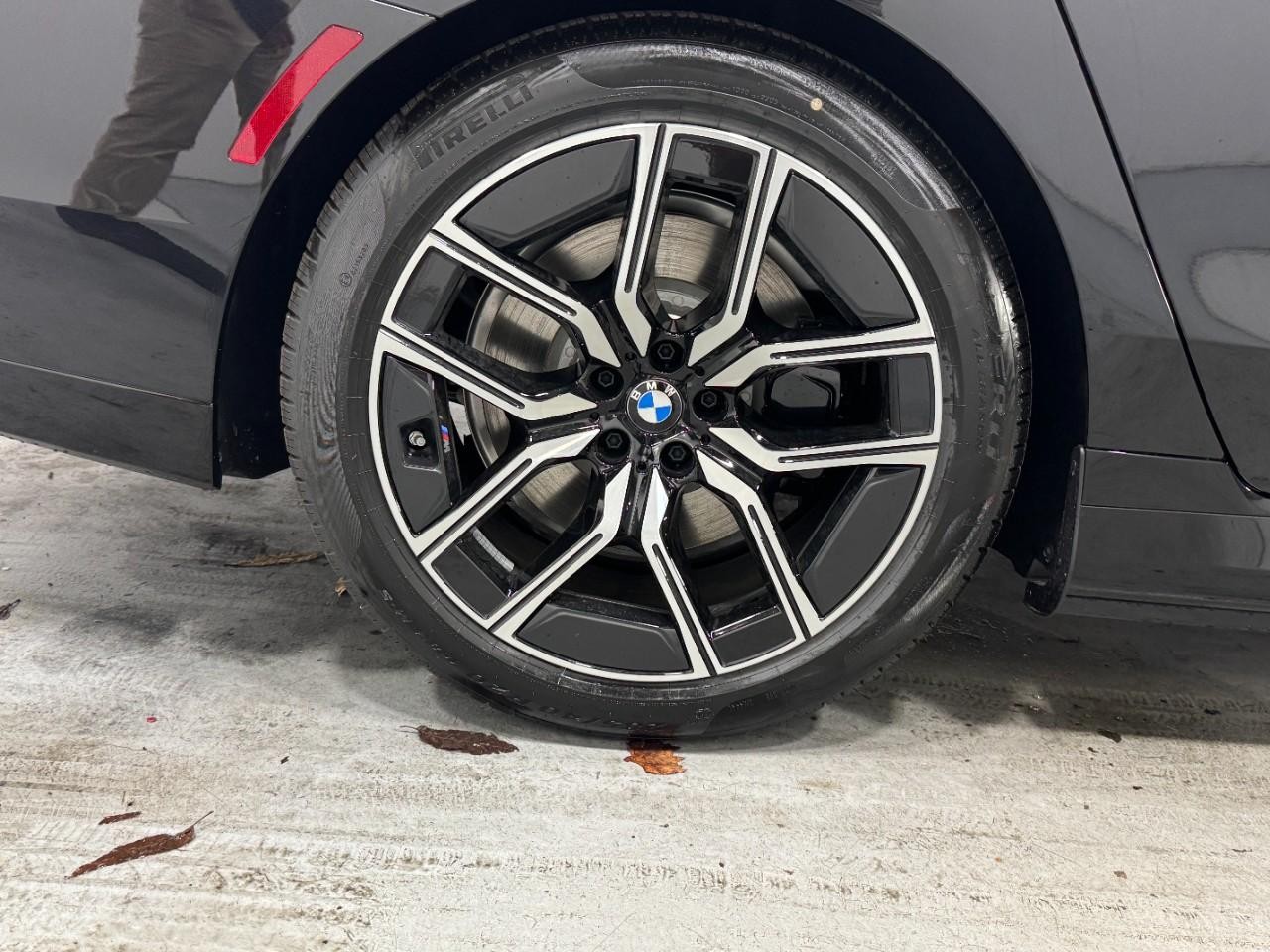 BMW i7 Vehicle Full-screen Gallery Image 5