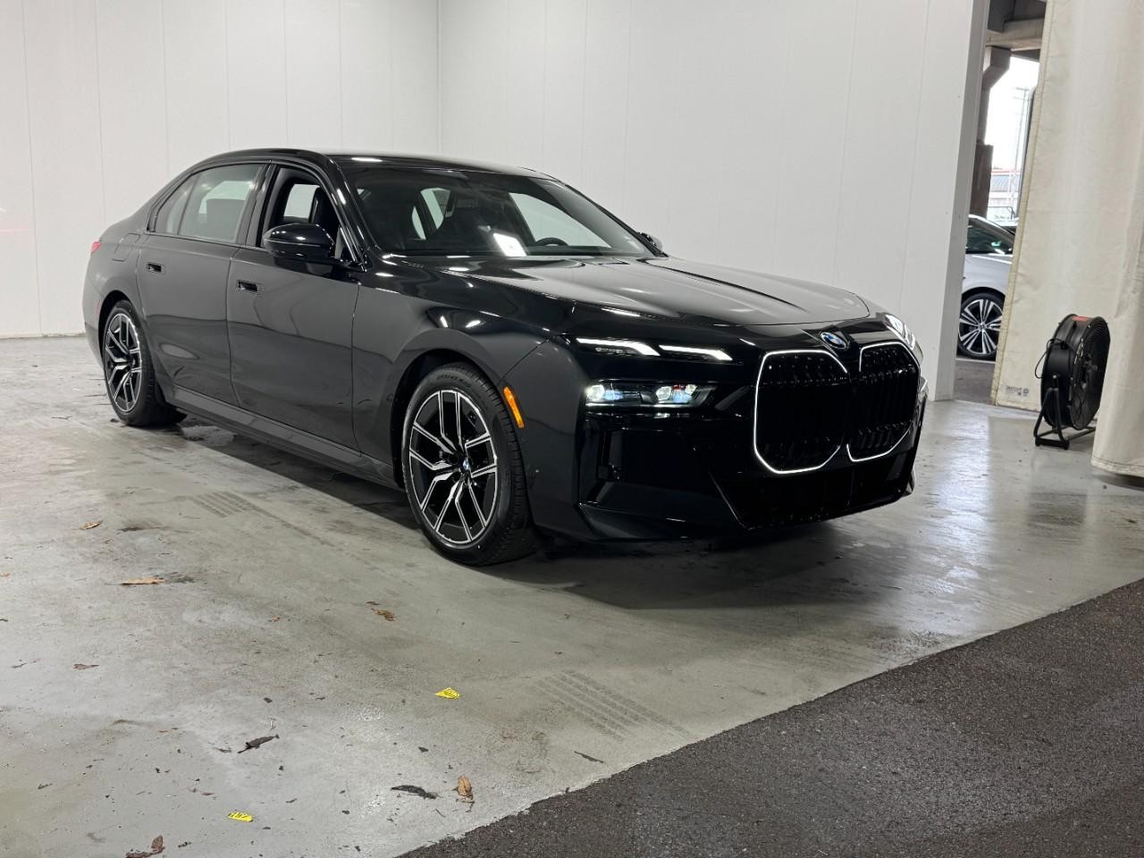 BMW i7 Vehicle Full-screen Gallery Image 6