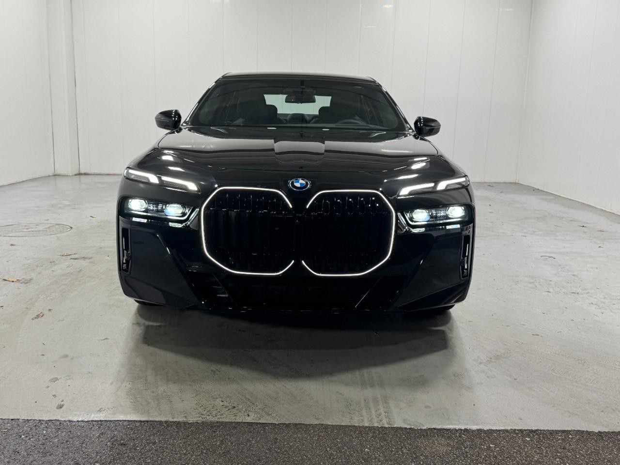 BMW i7 Vehicle Full-screen Gallery Image 7