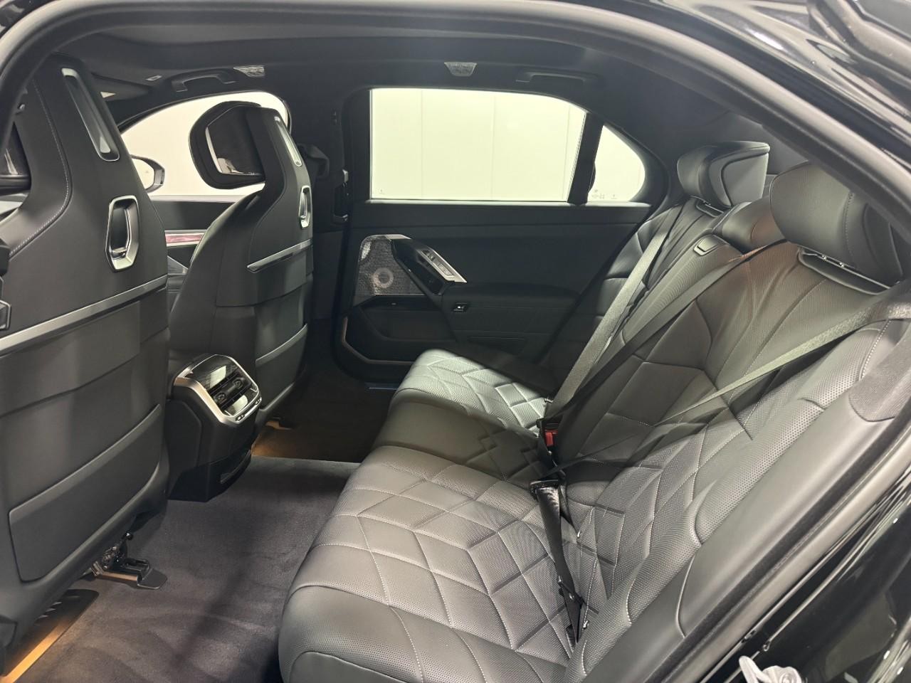 BMW i7 Vehicle Full-screen Gallery Image 8