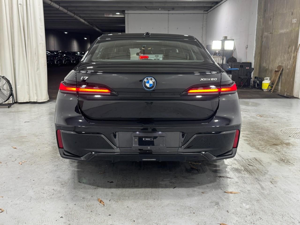BMW i7 Vehicle Full-screen Gallery Image 9