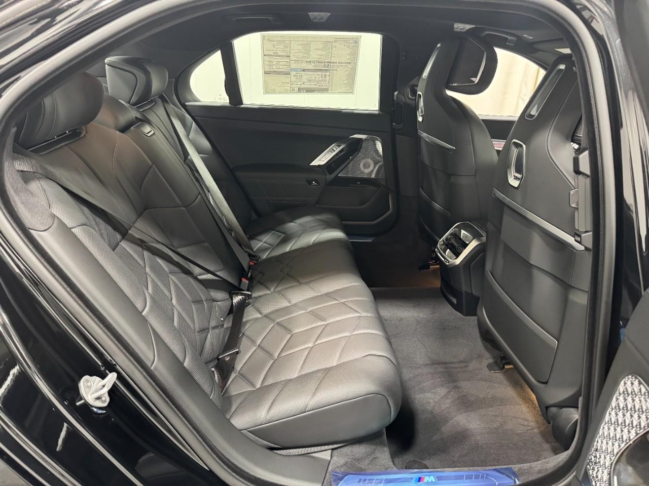 BMW i7 Vehicle Full-screen Gallery Image 10