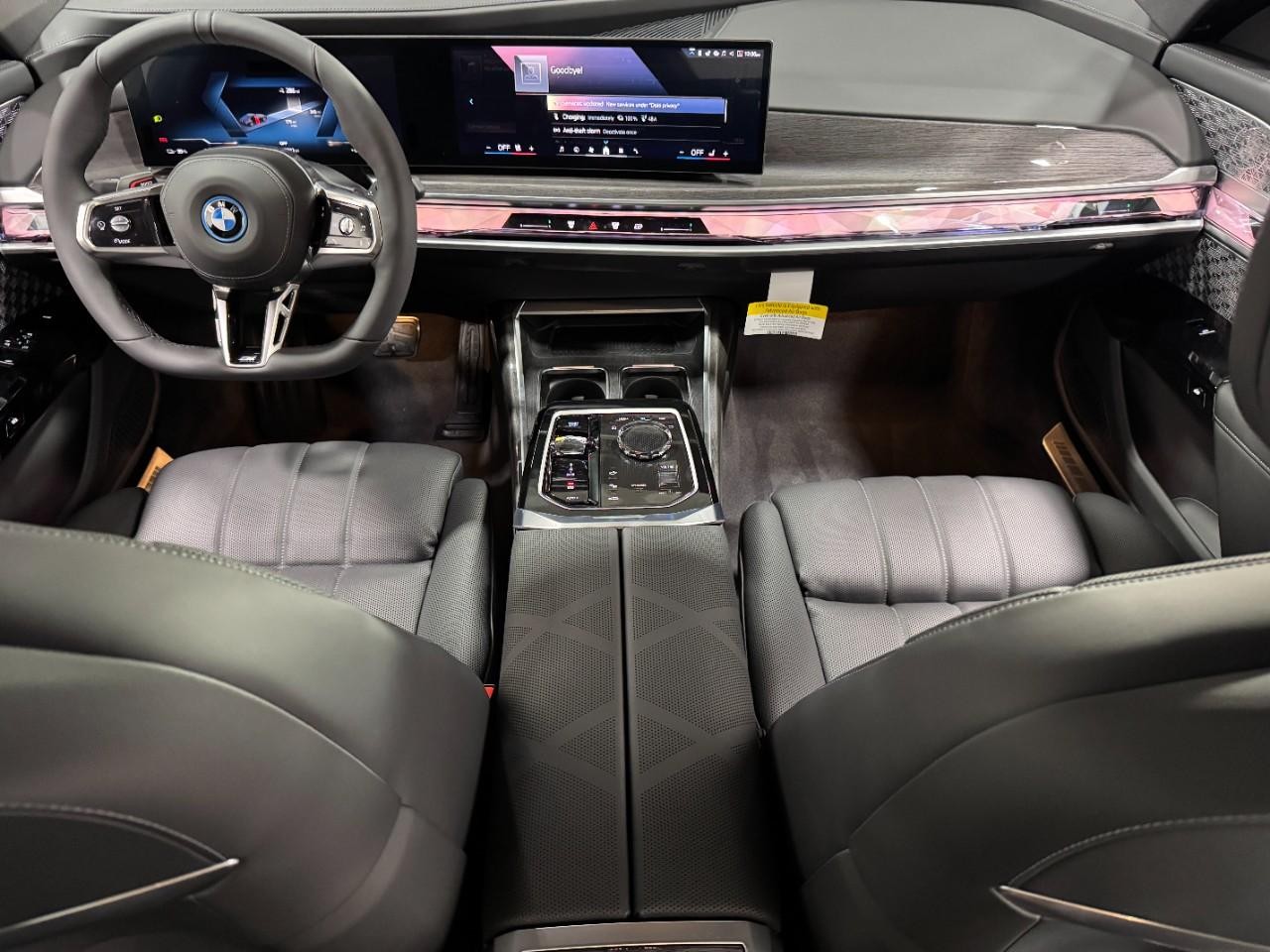 BMW i7 Vehicle Full-screen Gallery Image 12