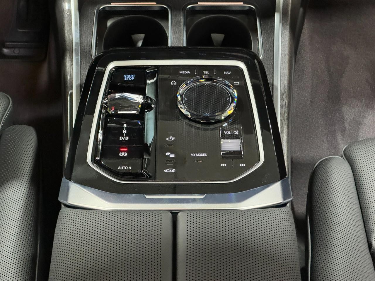 BMW i7 Vehicle Full-screen Gallery Image 15