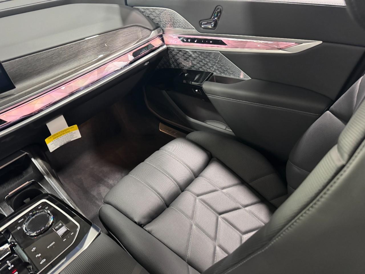 BMW i7 Vehicle Full-screen Gallery Image 16