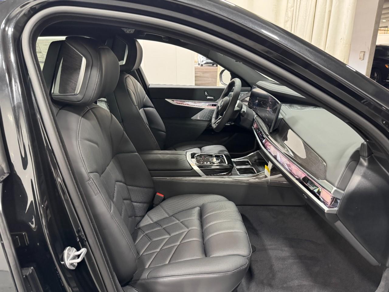 BMW i7 Vehicle Full-screen Gallery Image 17
