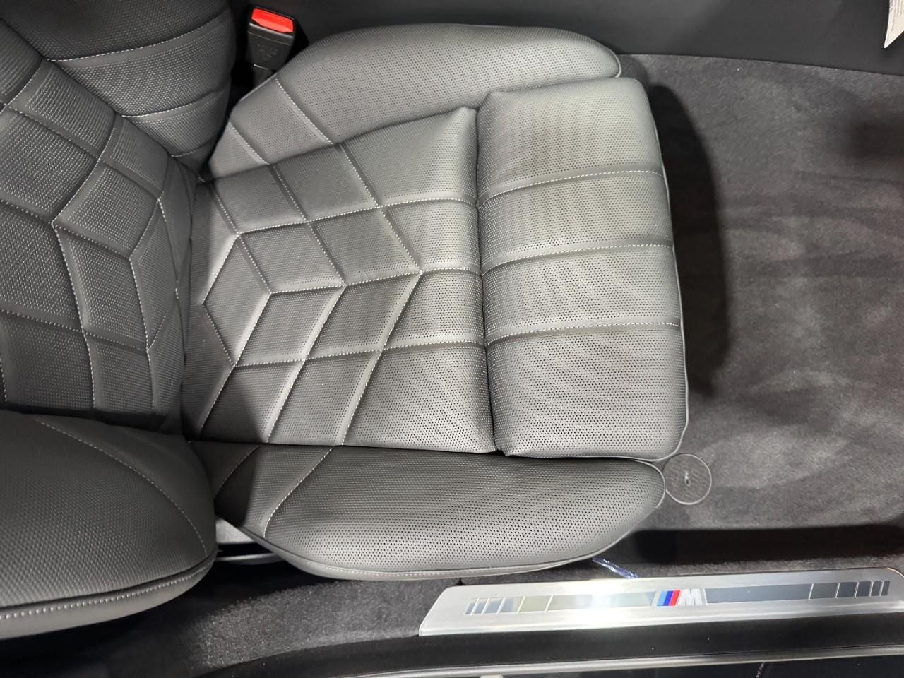 BMW i7 Vehicle Full-screen Gallery Image 18