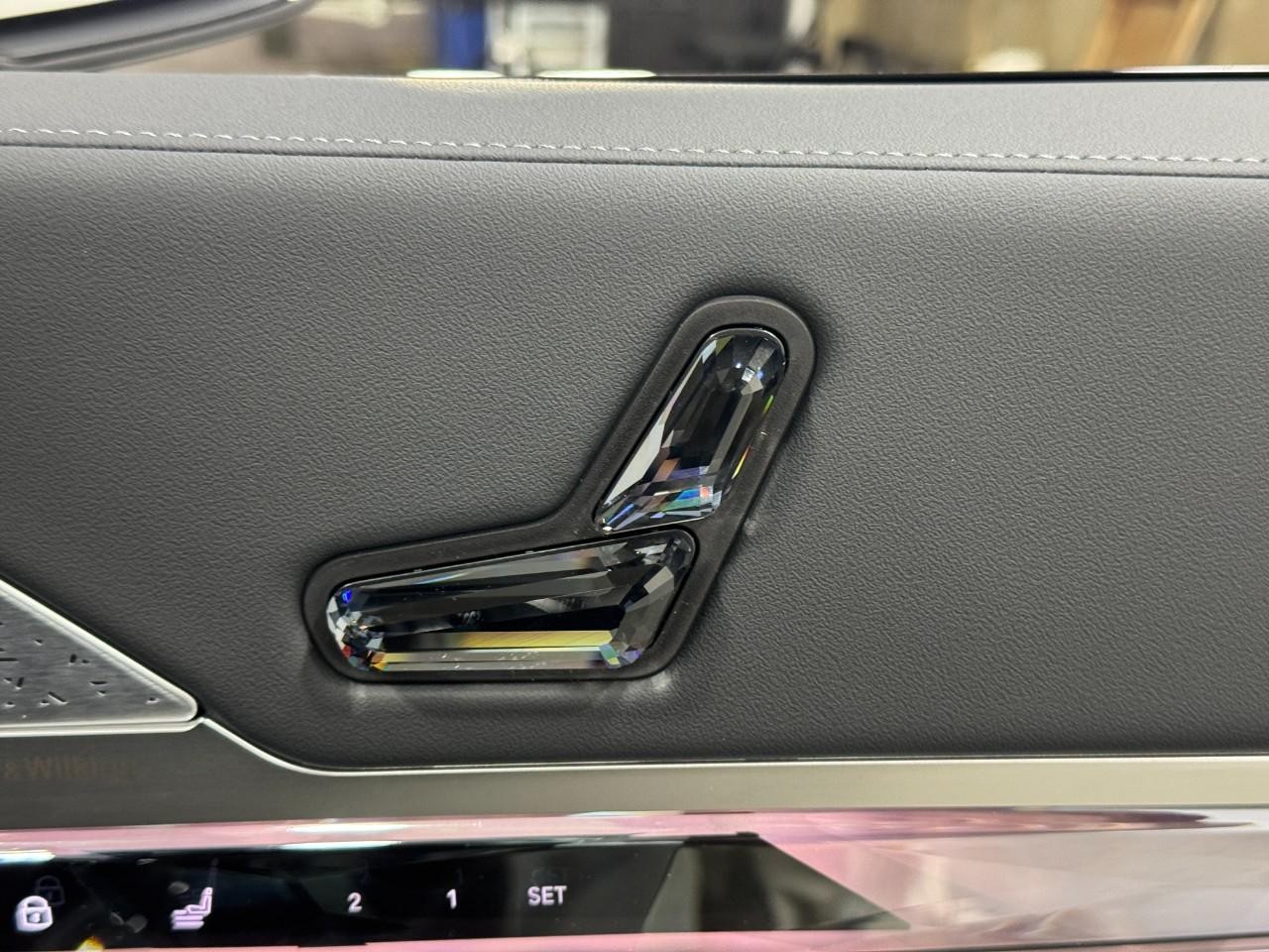 BMW i7 Vehicle Full-screen Gallery Image 19