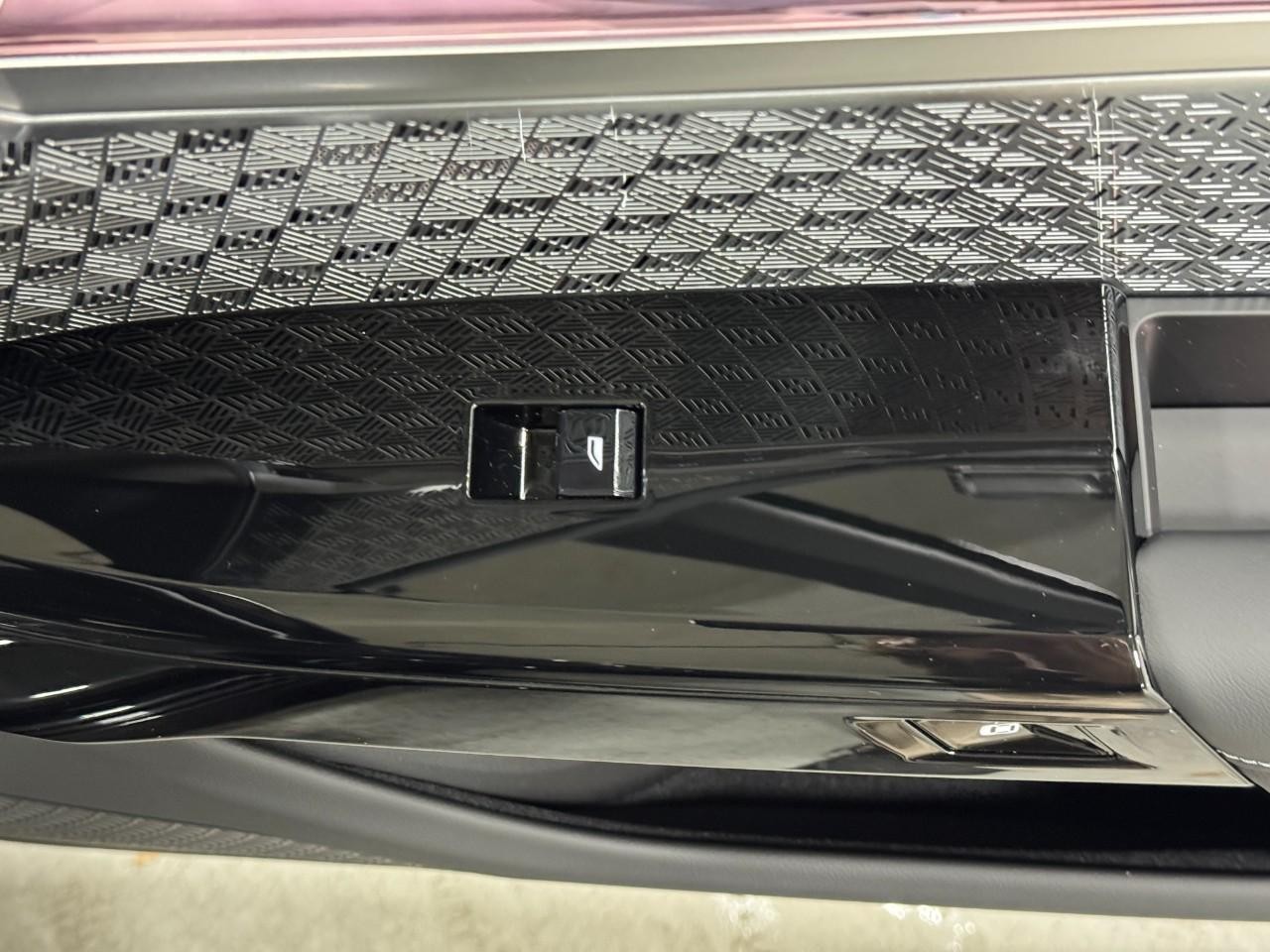 BMW i7 Vehicle Full-screen Gallery Image 21