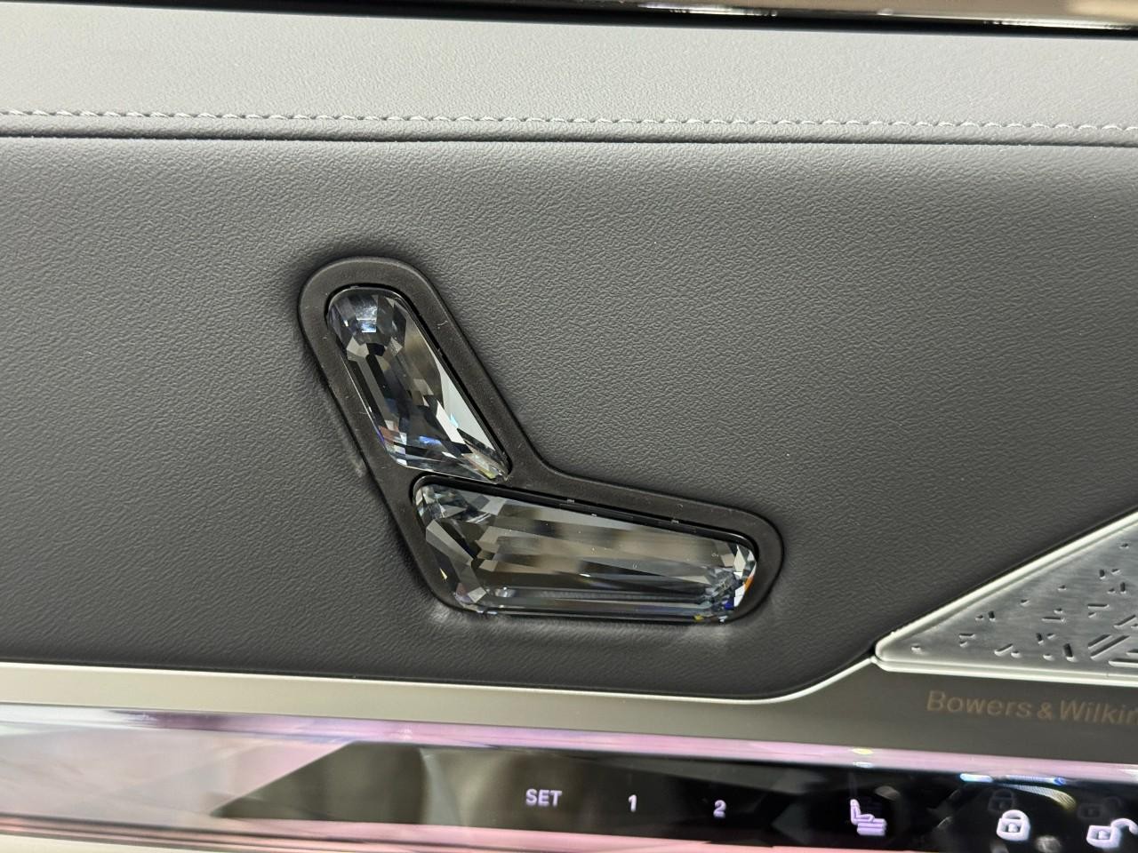 BMW i7 Vehicle Full-screen Gallery Image 22