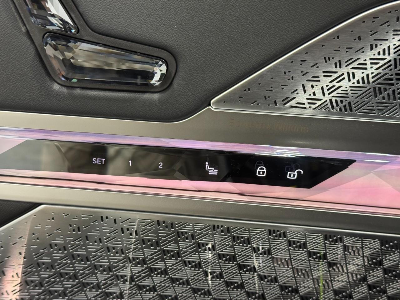 BMW i7 Vehicle Full-screen Gallery Image 23