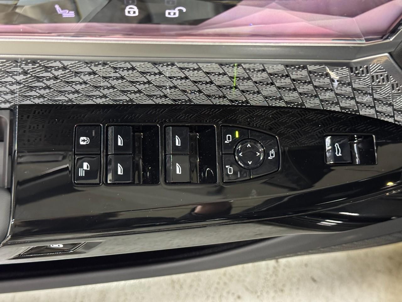 BMW i7 Vehicle Full-screen Gallery Image 24
