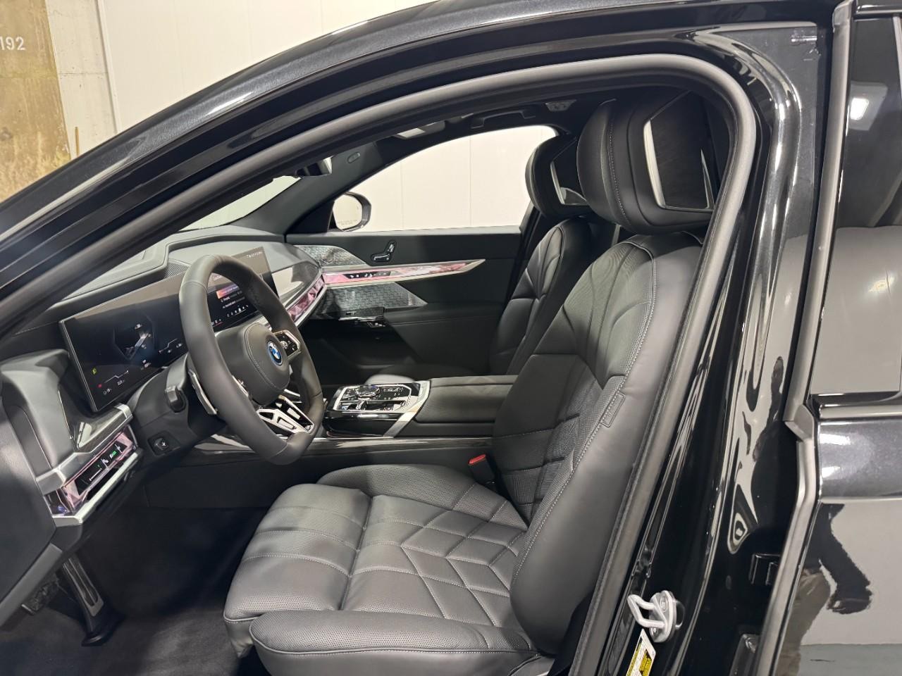 BMW i7 Vehicle Full-screen Gallery Image 25