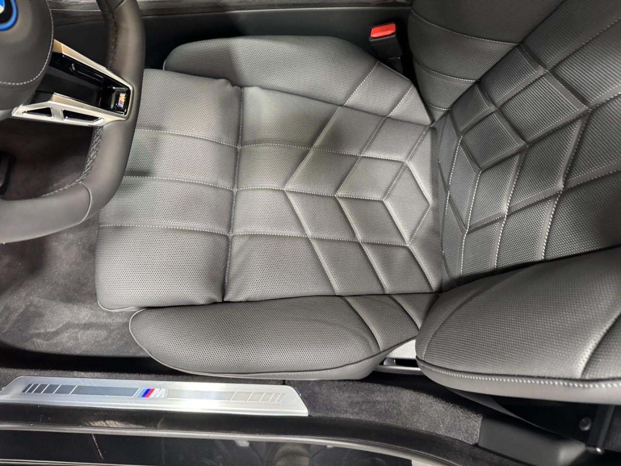 BMW i7 Vehicle Full-screen Gallery Image 26