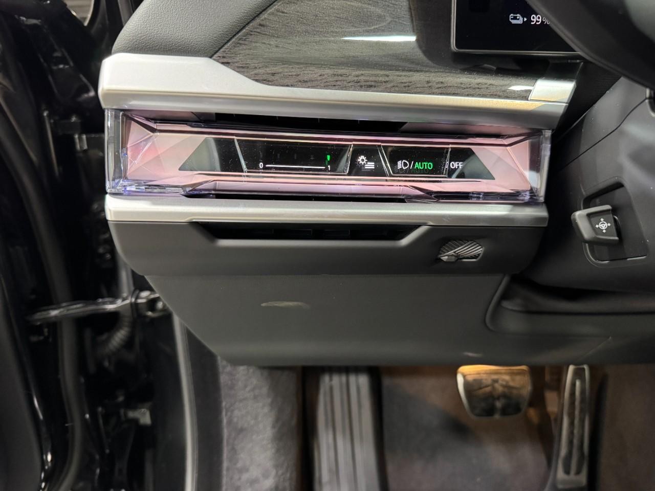 BMW i7 Vehicle Full-screen Gallery Image 27