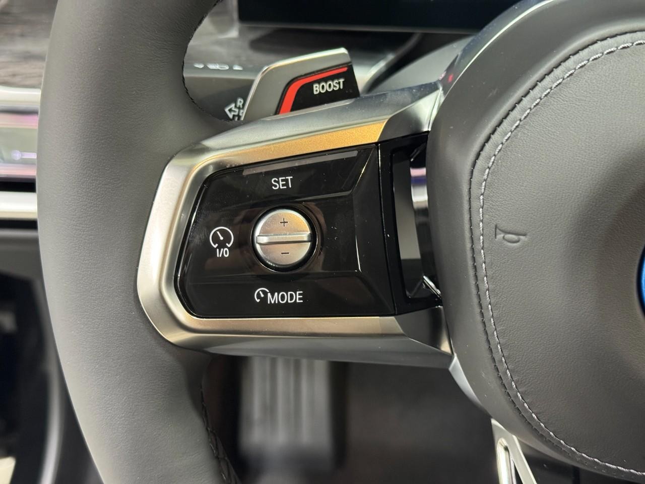BMW i7 Vehicle Full-screen Gallery Image 28