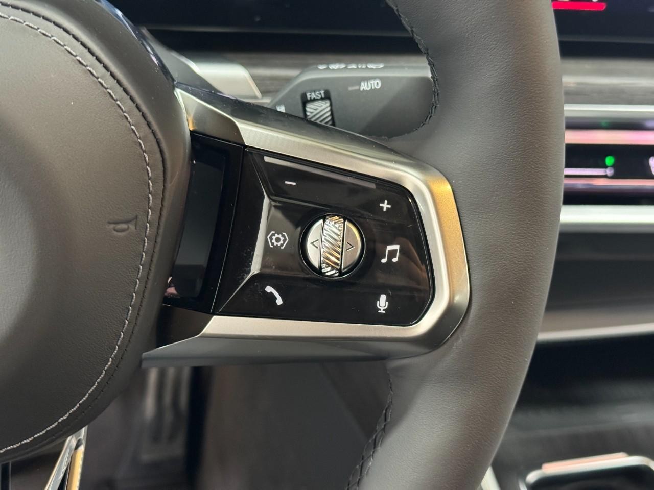 BMW i7 Vehicle Full-screen Gallery Image 29
