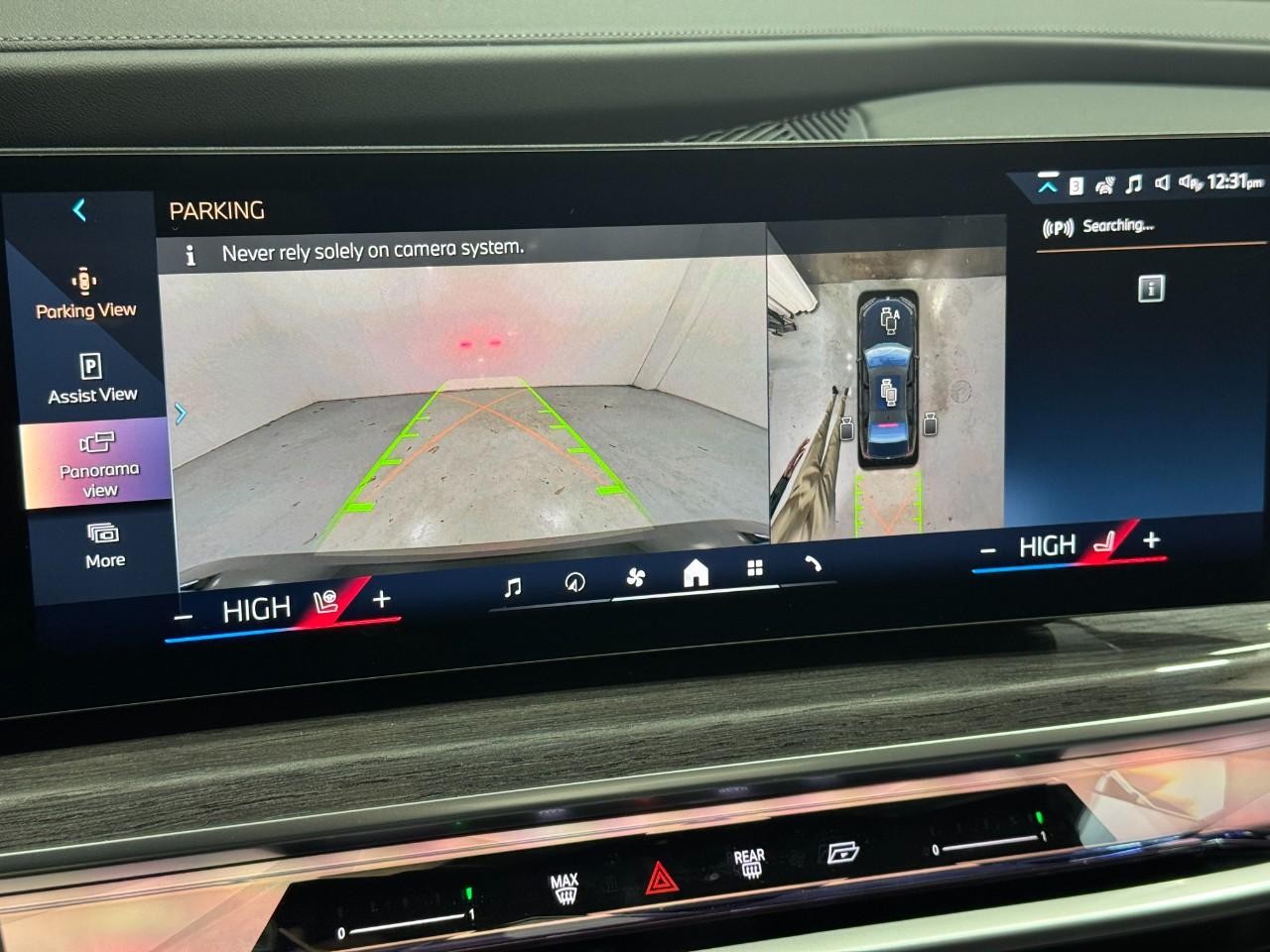 BMW i7 Vehicle Full-screen Gallery Image 31
