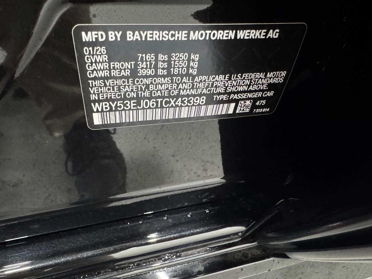 BMW i7 Vehicle Full-screen Gallery Image 32