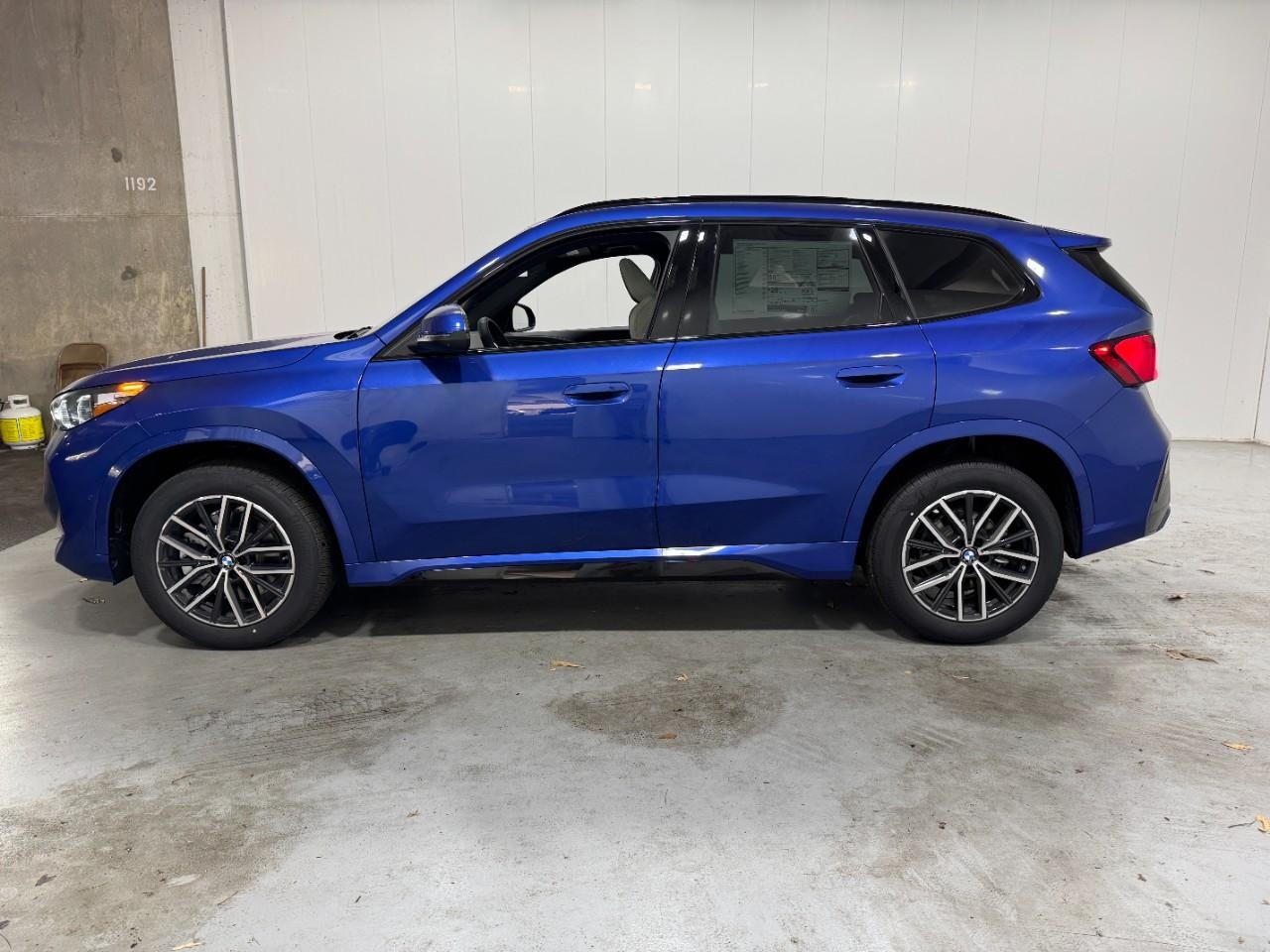 BMW X1 Vehicle Full-screen Gallery Image 2