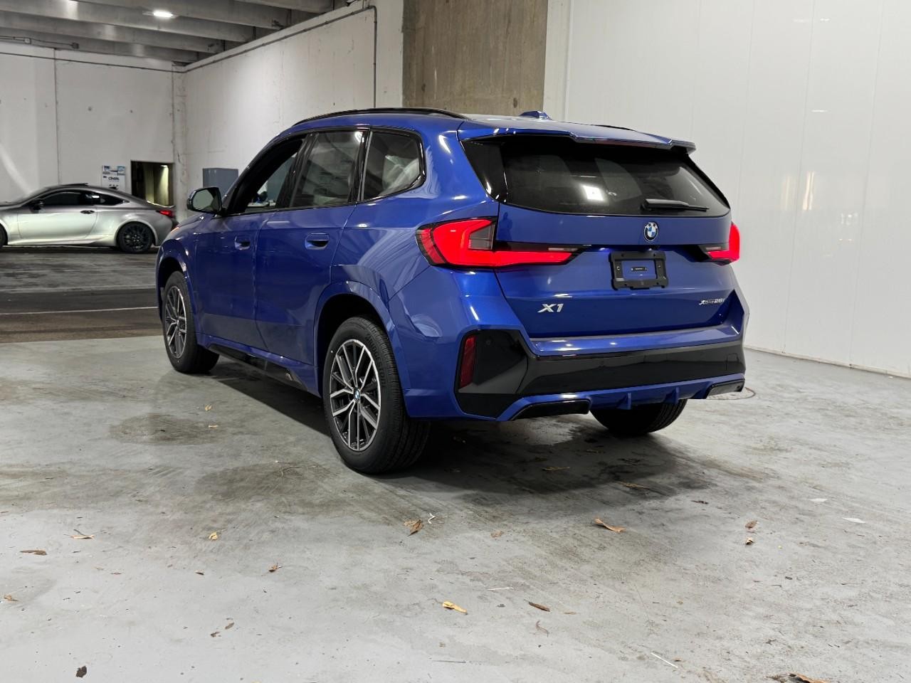 BMW X1 Vehicle Full-screen Gallery Image 3