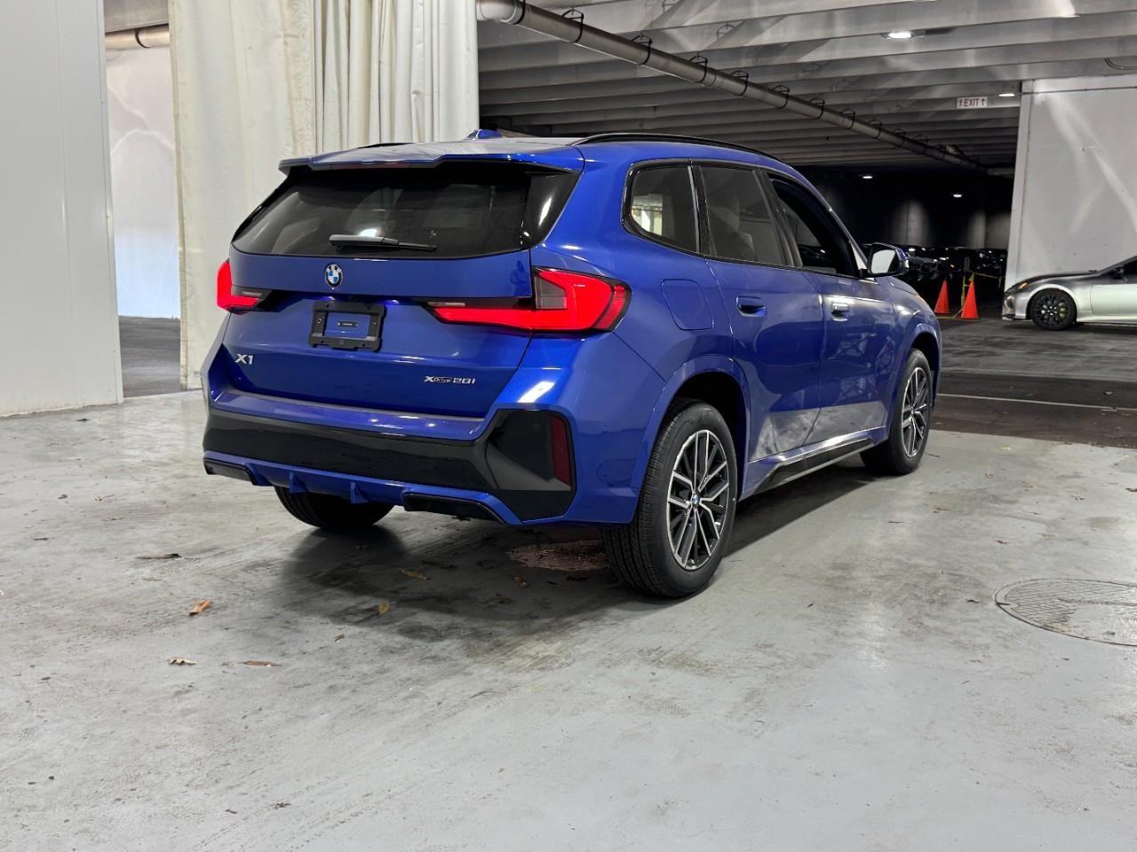 BMW X1 Vehicle Full-screen Gallery Image 4